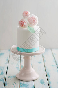 迷你白色软糖覆盖的婚礼蛋糕图片