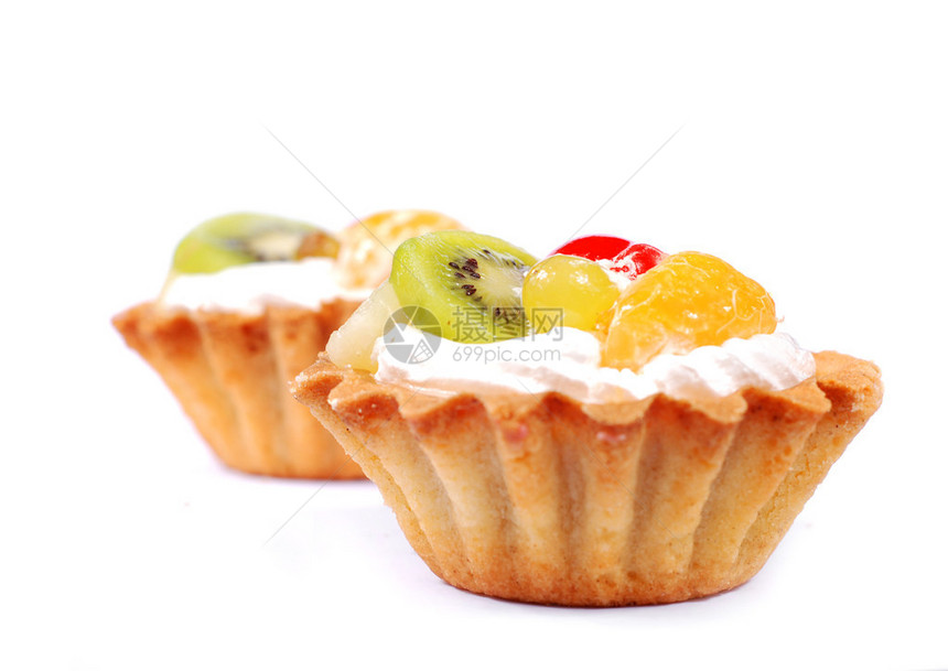 白色背景中带有奶油和水果的纸杯蛋糕图片