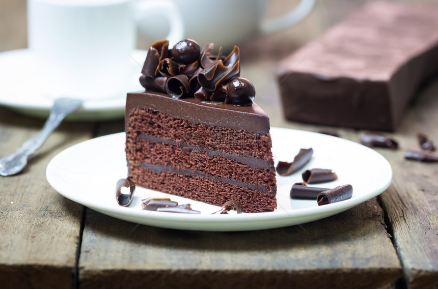 巧克力软糖蛋糕用卷曲的黑巧克力装饰它看起来又软好吃您可以申请网站装饰贺卡图片