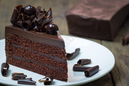 巧克力蛋糕和木本底巧克力卷图片