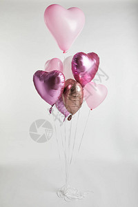白色的节日心形粉红色和气球束图片