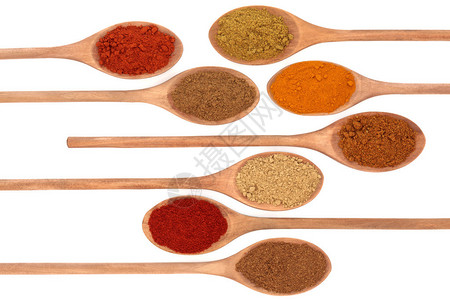 生姜五香粉辣椒粉热和温的咖喱粉混合香料姜黄和辣椒粉在八个木勺子中的磨碎的香料被隔背景图片