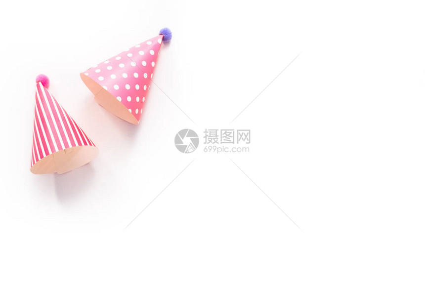 白背景孩子生日派对的粉色帽子图片