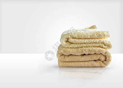 白桌上的毛巾代表洗衣图片