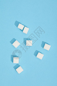 蓝色甜白色美味糖块的特写视图图片