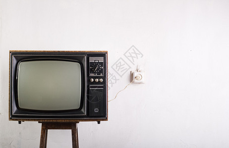 在白色背景的旧老式电视图片