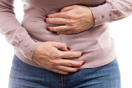 妇女将肚子作为痛苦的腹部问题或便秘抽搐图片
