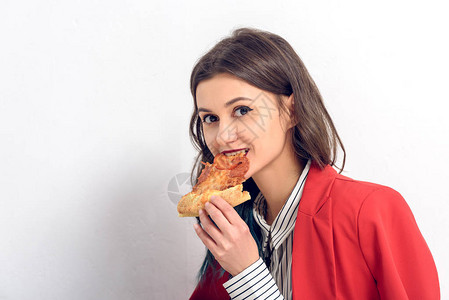 在白色背景下吃披萨的年轻女子背景图片