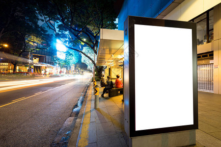现代都市街头空灯箱夜景图片
