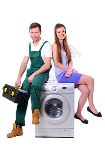 修理工和坐在洗衣机上的年轻女孩图片
