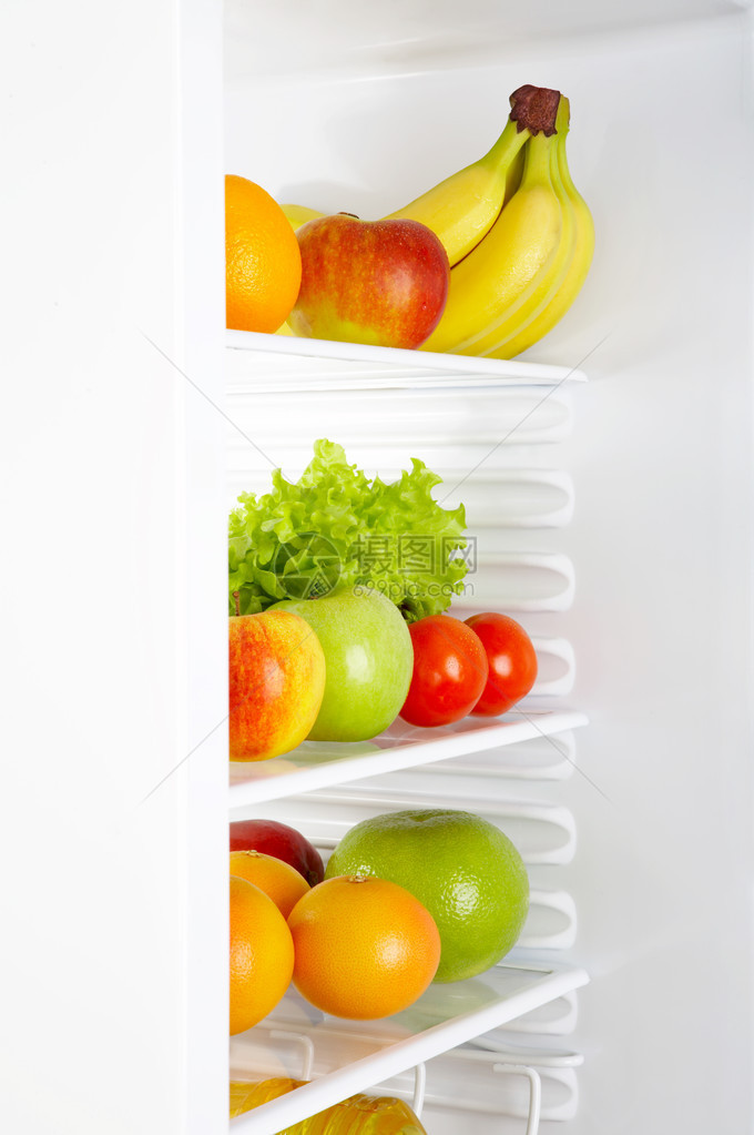 白冰箱中新鲜蔬菜和水图片