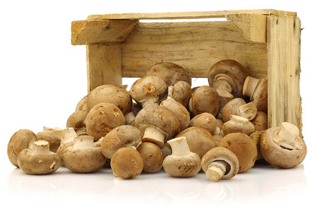 棕红辣椒蘑菇来自白色背景的木盒子图片