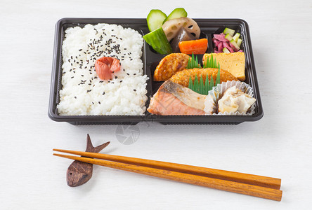 传统日本菜品单脚外卖或家用餐白底棍背景图片