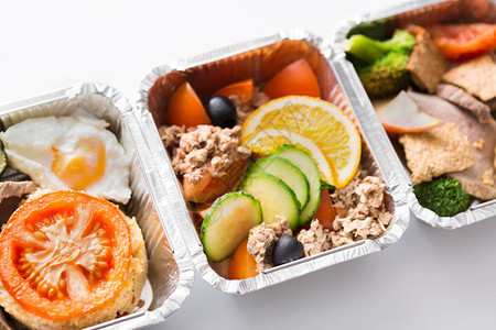 健康饮食有机餐厅食品配送每日健身菜单白色背景盒装带饰和蔬菜沙图片