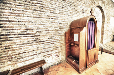 意大利教堂内的忏悔箱图片