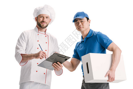 亚洲快递员和用白色隔离的剪贴板为厨师送货图片