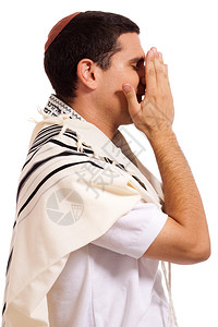 在孤立的背景下祈祷的犹太人图片
