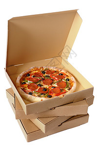 新鲜烤意大利辣椒披萨与一堆投递箱隔绝背景图片