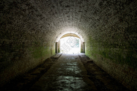 地下隧道尽头的光图片
