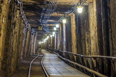 波兰Bochnia的盐矿旧地下道有被污高清图片