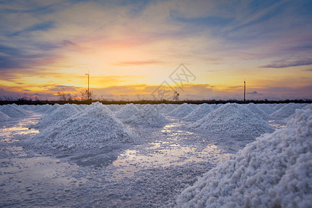 早晨的盐场与日出的天空有机海盐海水的蒸发和结晶盐工业原料氯化钠能蒸背景