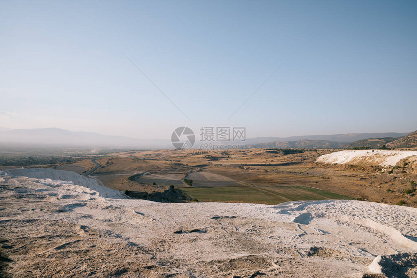 有白色岩石和美丽的山峰的巨型地貌位于帕图片