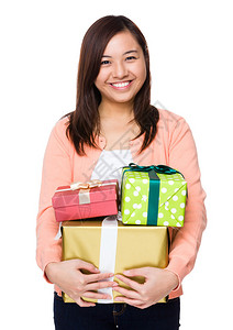 亚洲妇女拿着许多装着礼物的盒子孤立图片