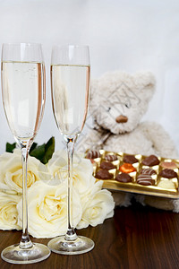 香槟玻璃杯巧克力盒白玫瑰和图片