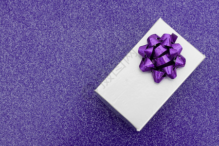 一份银色的礼物有紫色背景图片