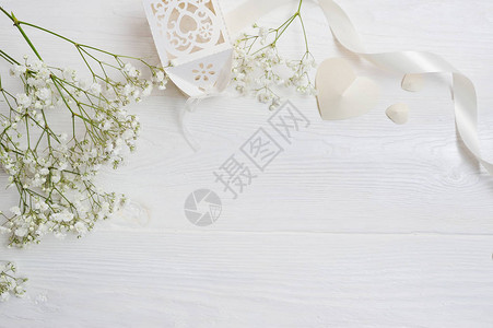 装饰白花的精致风格红心和圣瓦伦丁节礼物图片
