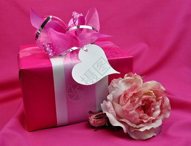 漂亮的粉红色和白色包装精美的礼物图片
