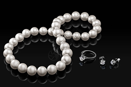 奢侈品将白珍珠项链和首饰装在戒指上背景图片