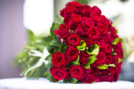 一束鲜花束一百朵红玫瑰花瓶图片