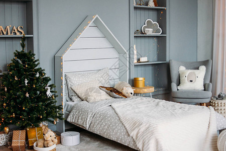木制儿童床配有枕头和玩具简约的圣诞装饰斯堪背景图片