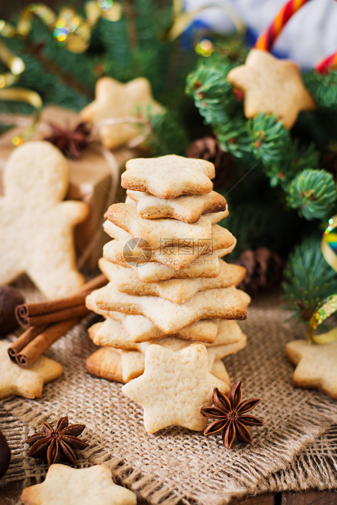 圣诞饼干与木制背景上的枞树图片