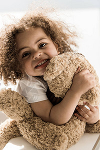 有泰迪熊的非洲裔美国女婴图片