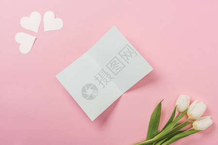 白色空白贺卡纸心和粉红背景背景图片