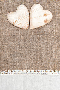 麻布背景与白色花边布和木心图片