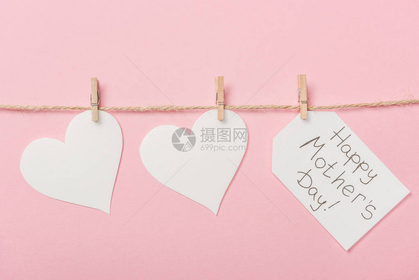 白纸红心和标签与快乐的母亲日问候图片