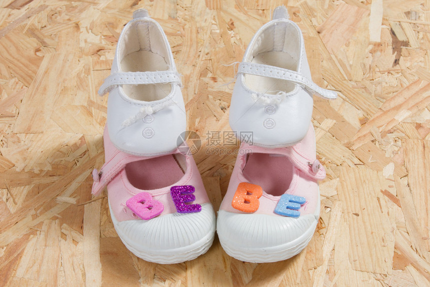 婴儿卡带鞋的新生婴儿的概念图片