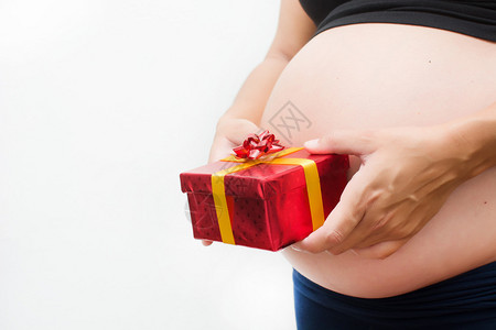 有一个礼物盒的孕妇图片