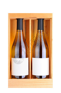 两个白葡萄酒瓶装在木制礼品箱里背景图片