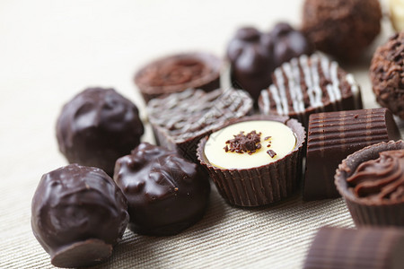 一套不同的巧克力糖果图片
