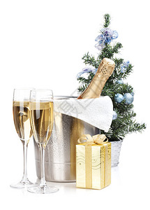 香槟瓶装冰桶两杯酒和圣诞节礼物图片