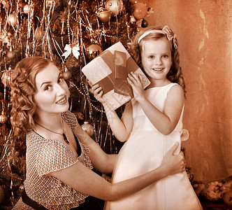 孩子的母亲在圣诞树下接受礼物黑色图片