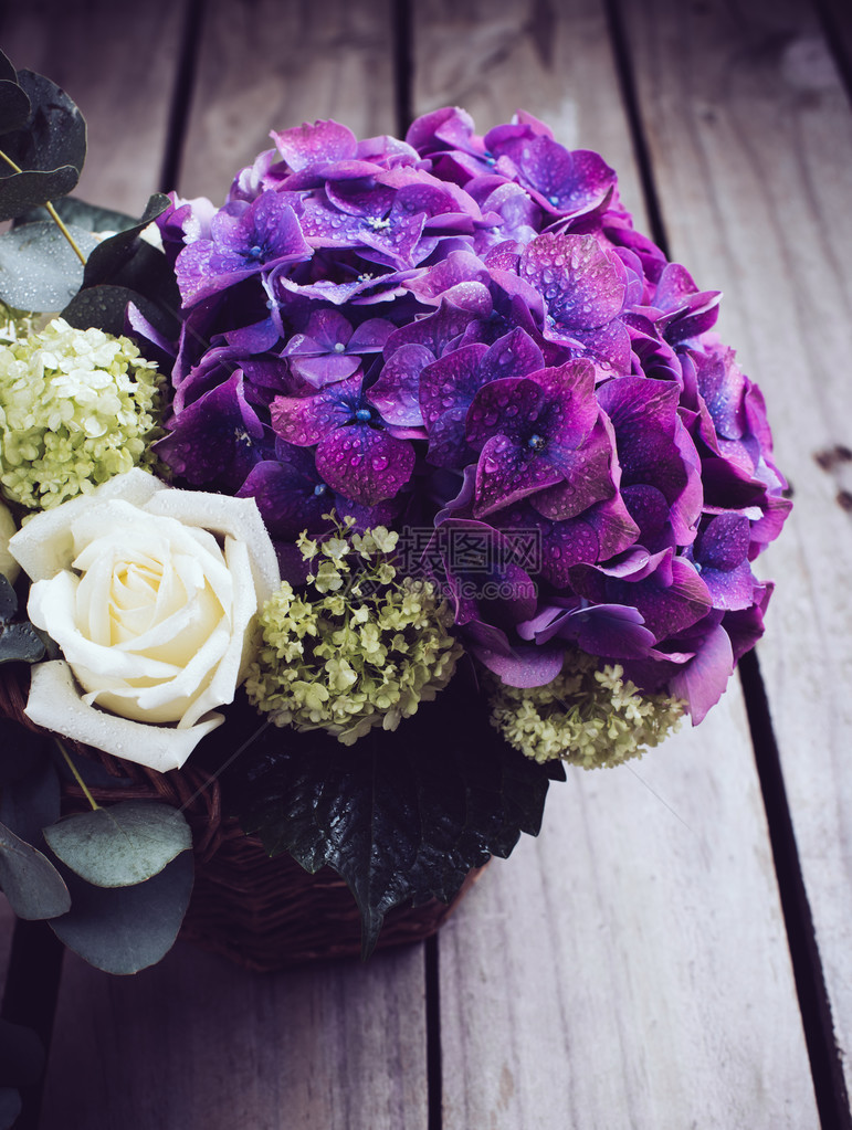 盛满鲜花紫丁兰花和白玫瑰的一束大花束图片