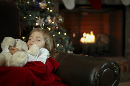 有个小女孩在圣诞图片