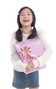 美丽的亚洲女孩带着礼物在Whit背图片