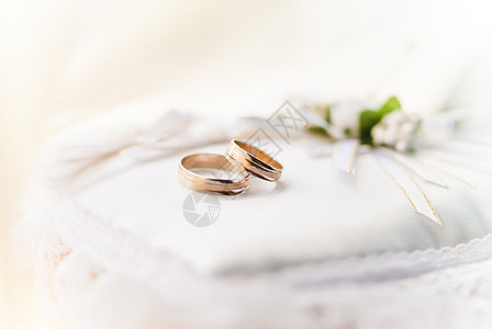 两个结婚戒指背图片
