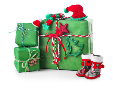 白色背景的圣诞礼物盒和装饰品图片